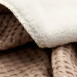 Koeka Oslo Ledikantdeken Wafel / Teddy Sand / Pebble